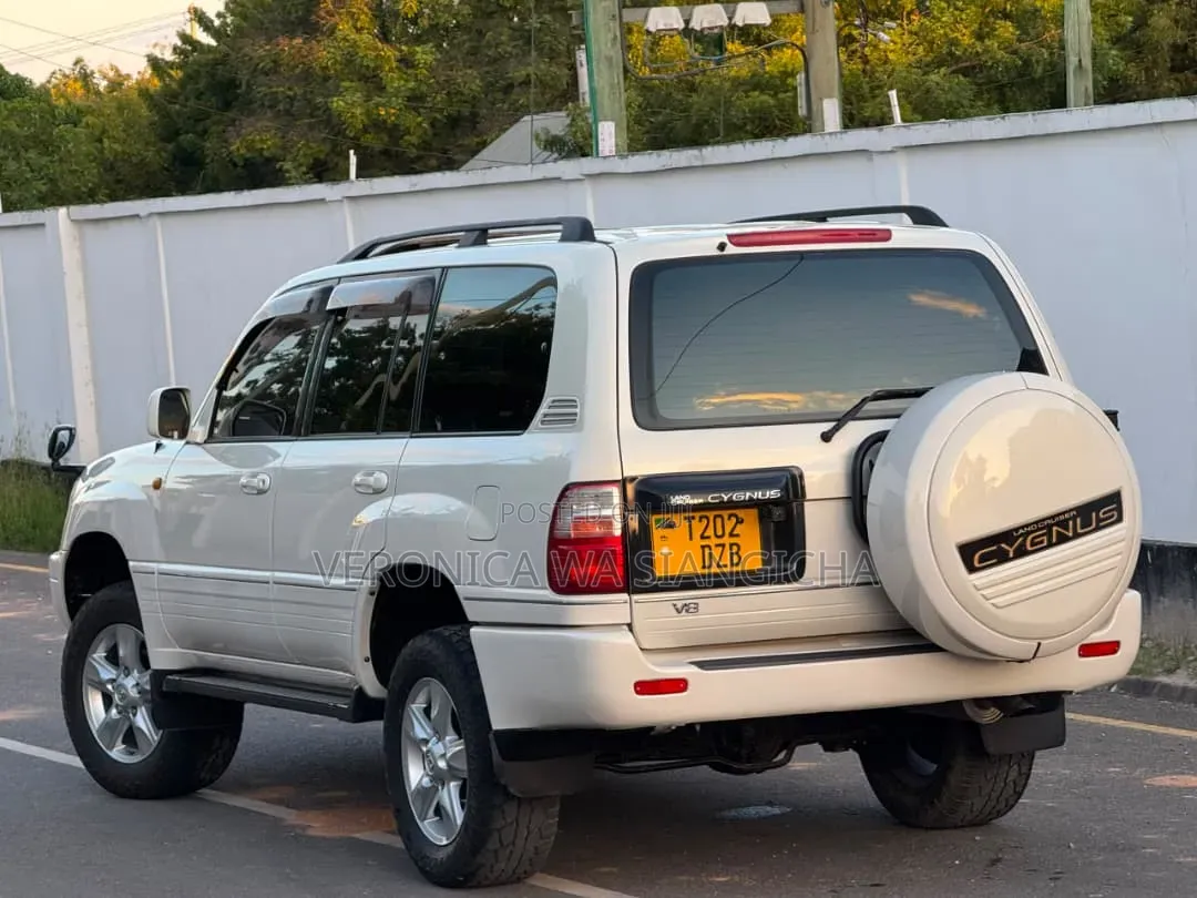 Toyota Land Cruiser 2001 White
