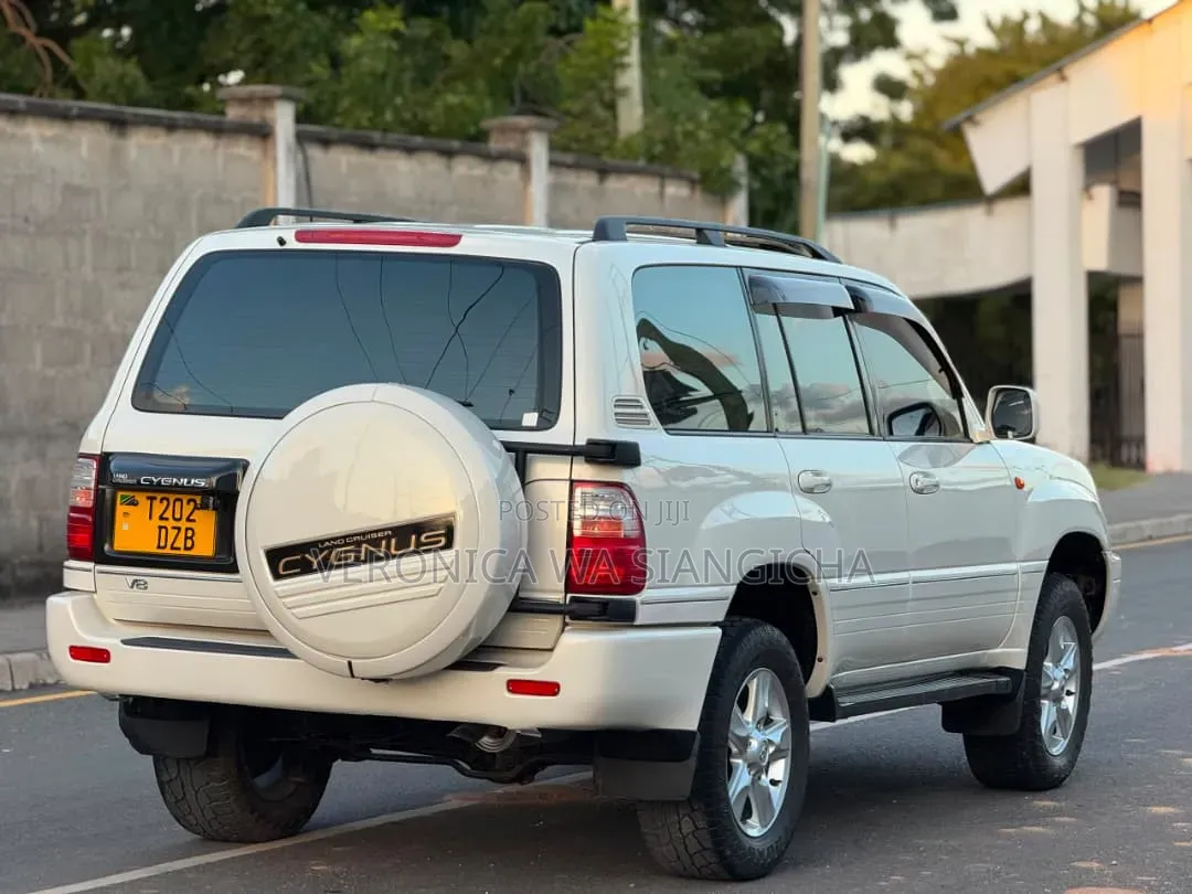 Toyota Land Cruiser 2001 White