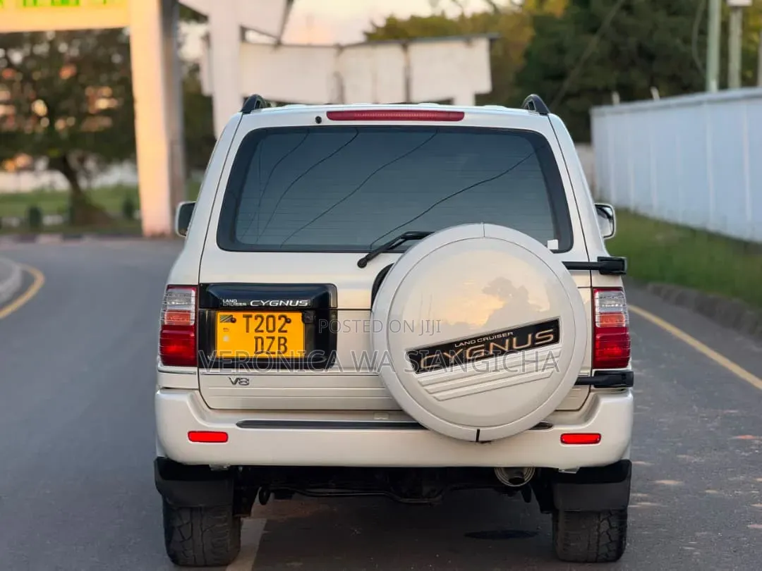 Toyota Land Cruiser 2001 White