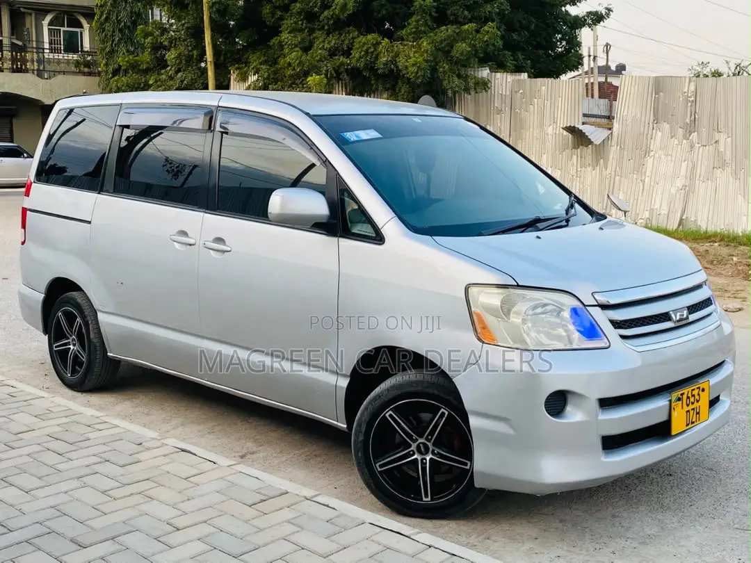 Toyota Noah 2006 Silver