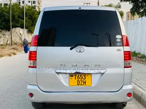 Toyota Noah 2006 Silver