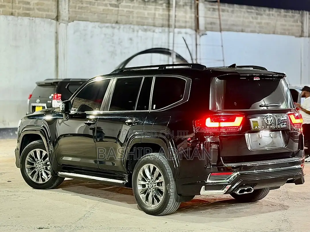 Toyota Land Cruiser LC300 2023 Black