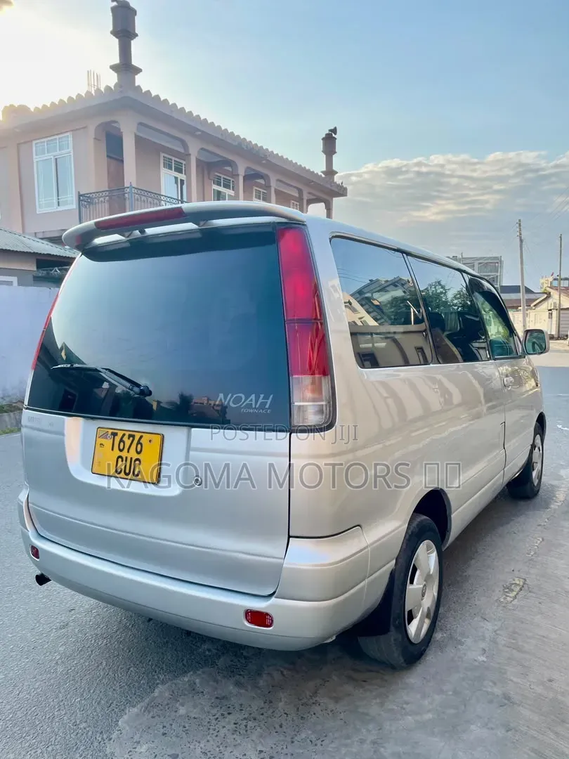 Toyota Noah 2001 Silver