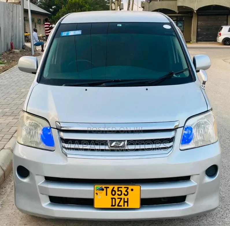 Toyota Noah 2006 Silver