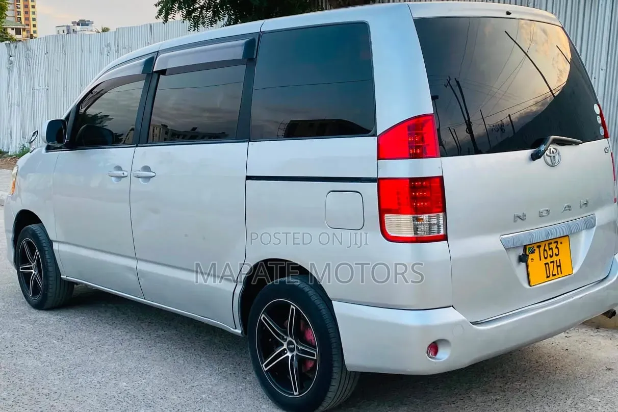 Toyota Noah 2006 Silver
