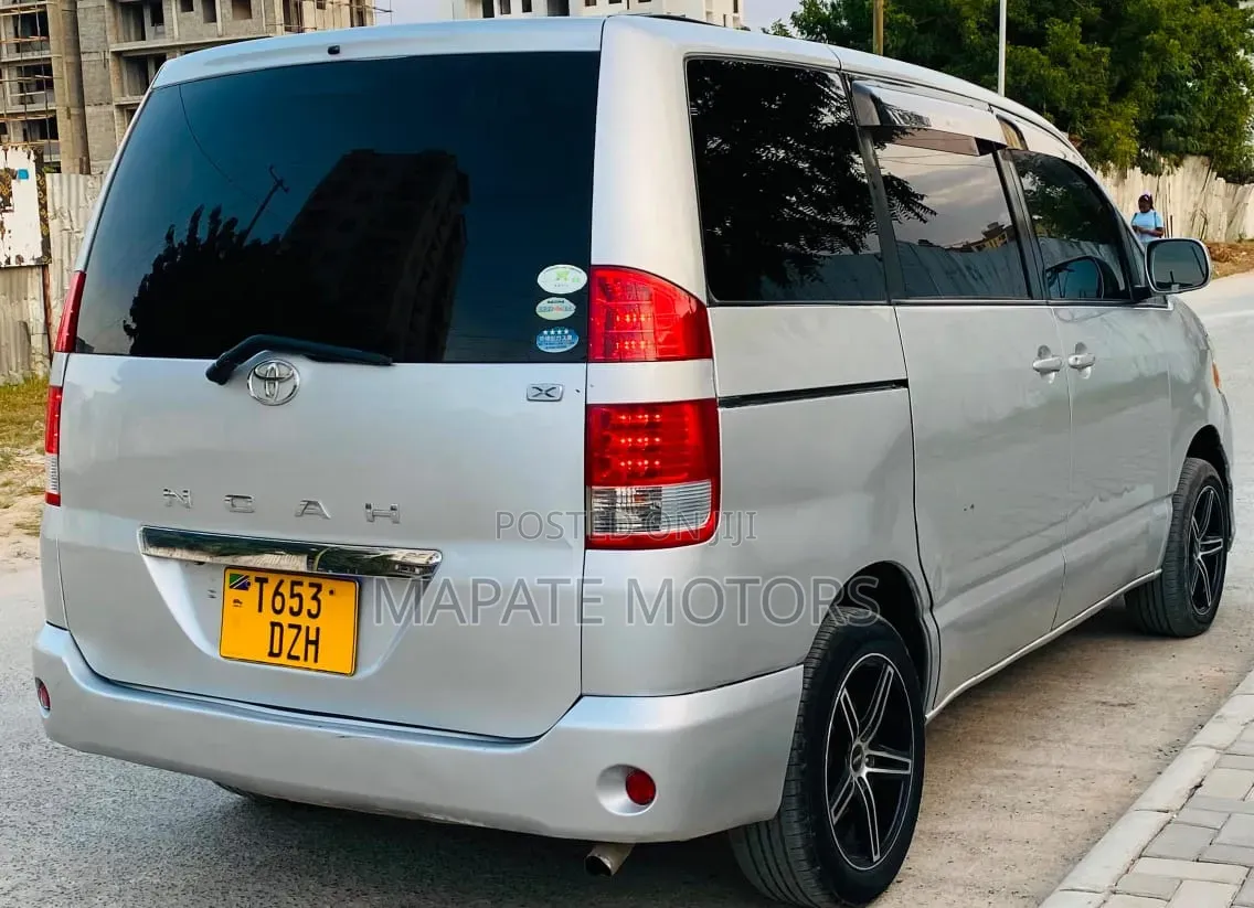 Toyota Noah 2006 Silver