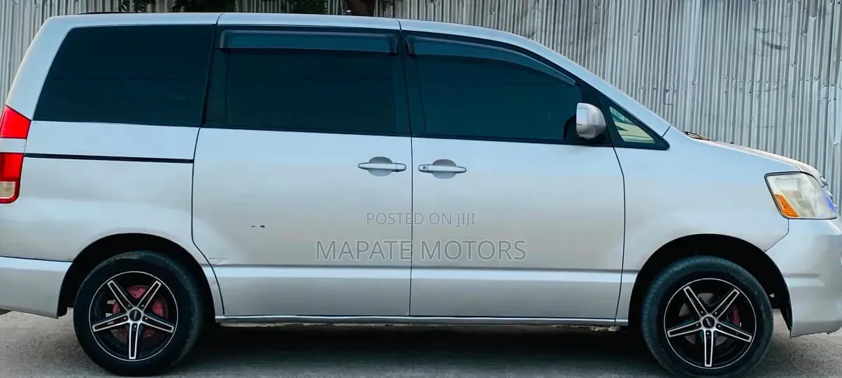 Toyota Noah 2006 Silver