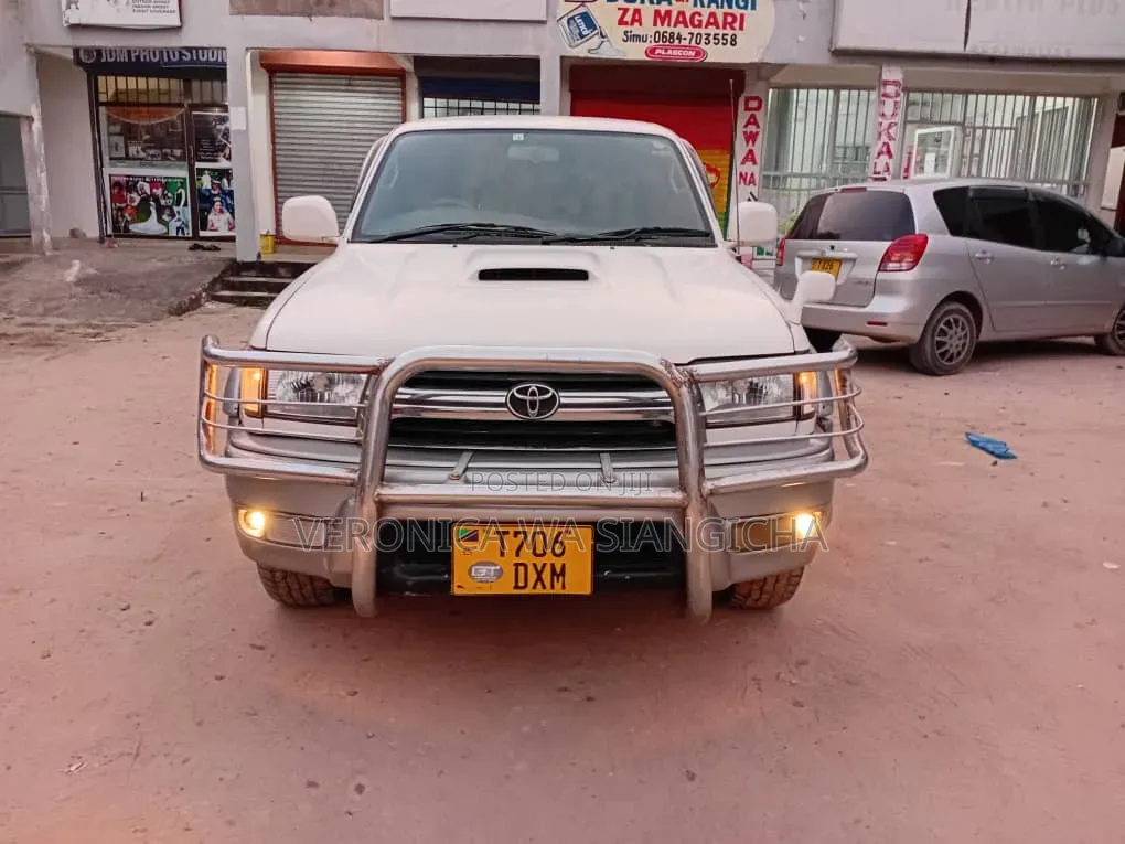 Toyota Hilux Surf 2000 White