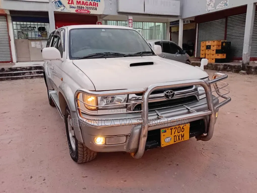 Toyota Hilux Surf 2000 White