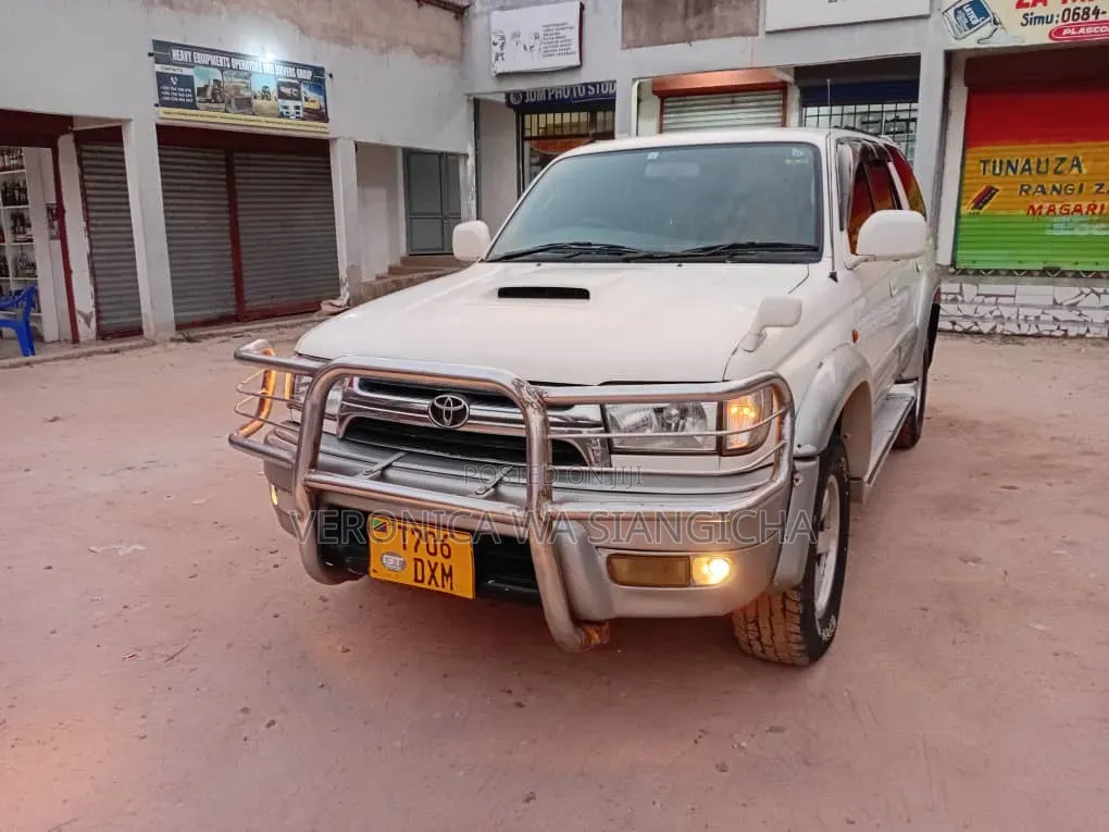 Toyota Hilux Surf 2000 White