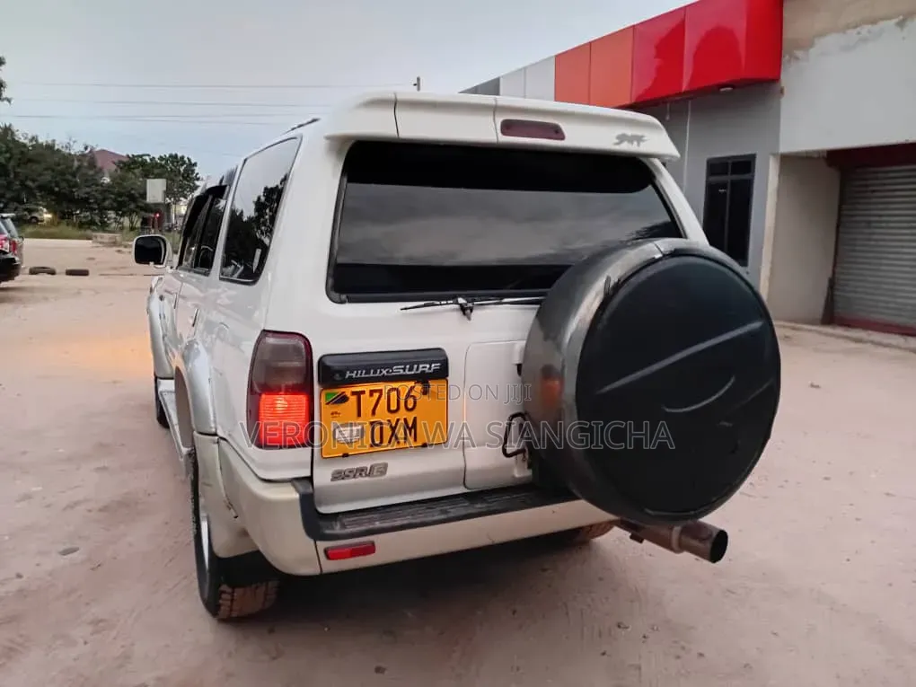 Toyota Hilux Surf 2000 White