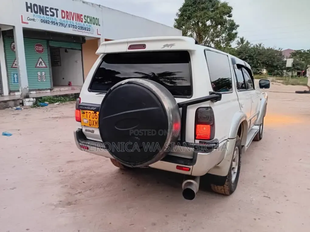 Toyota Hilux Surf 2000 White