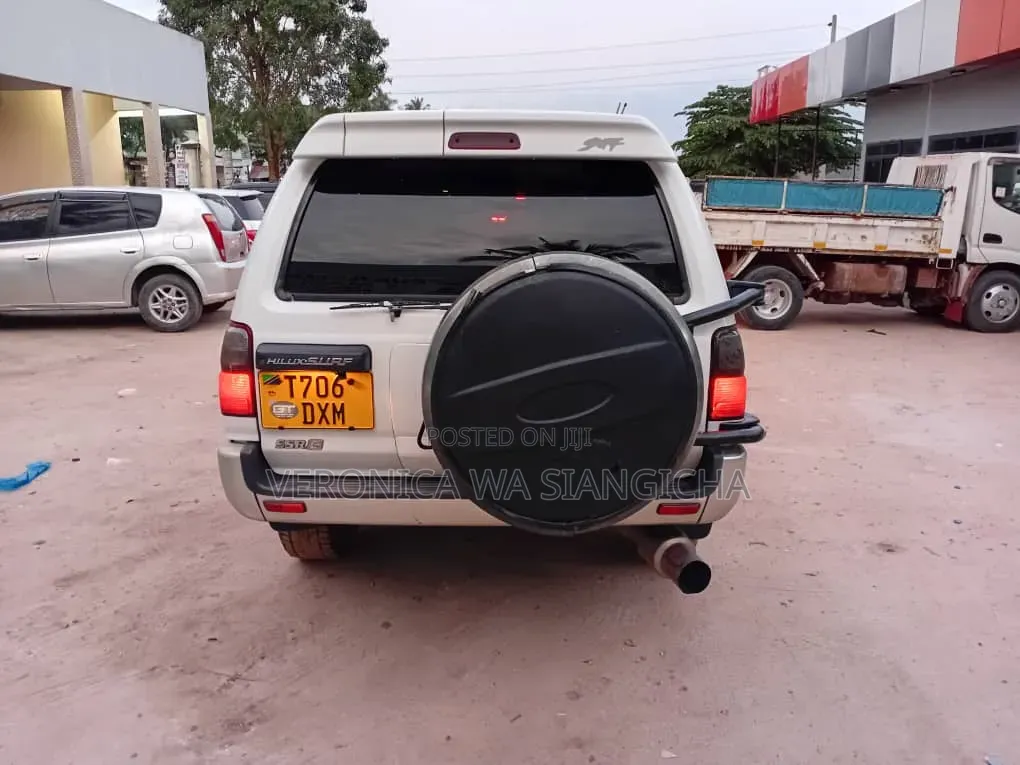 Toyota Hilux Surf 2000 White