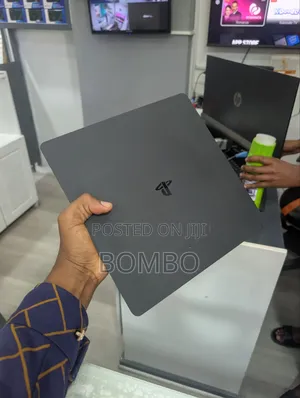 Play Station 4 Slim