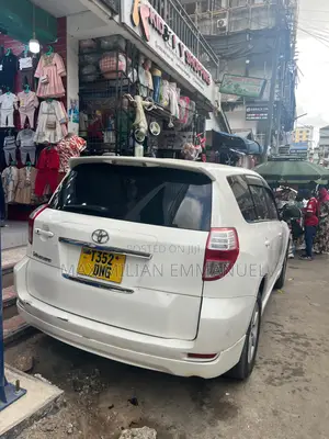 Toyota Vanguard 2011 White