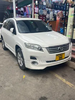 Toyota Vanguard 2011 White