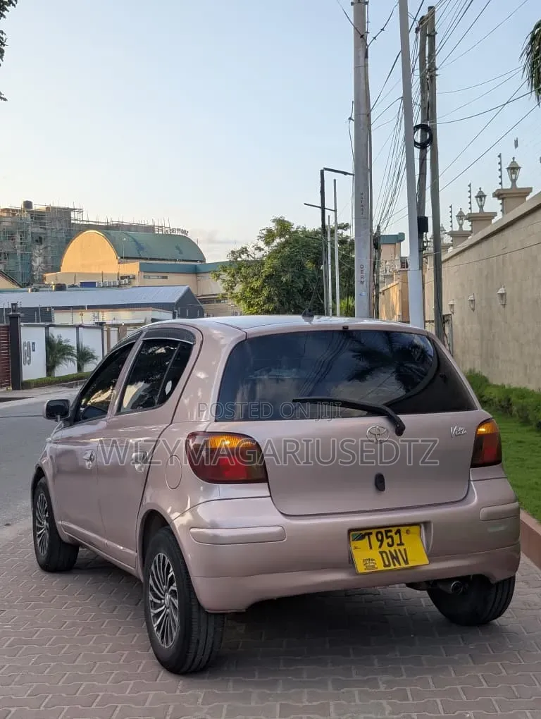 Toyota Vitz 2004 Silver