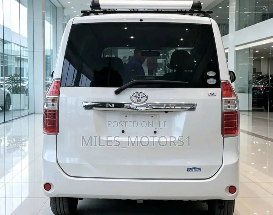 Toyota Noah 2010 White