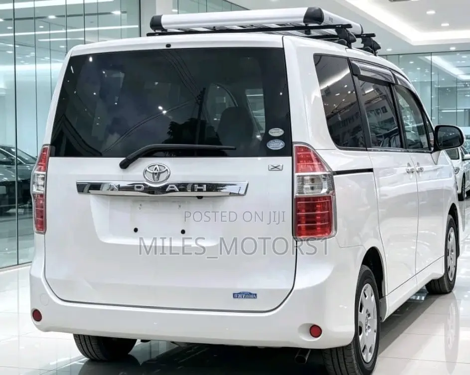 Toyota Noah 2010 White