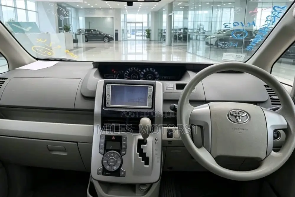 Toyota Noah 2010 White