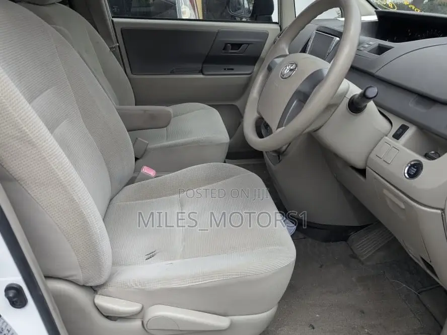 Toyota Noah 2010 White