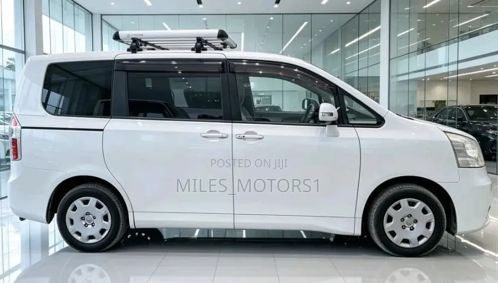 Toyota Noah 2010 White