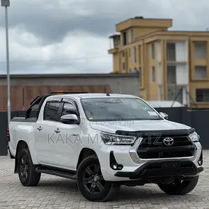 Toyota Hilux 2023 White