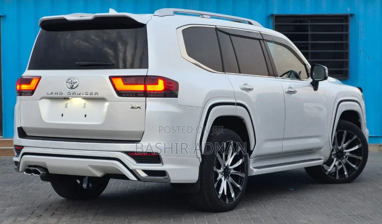 Toyota Land Cruiser LC300 2023 Off white