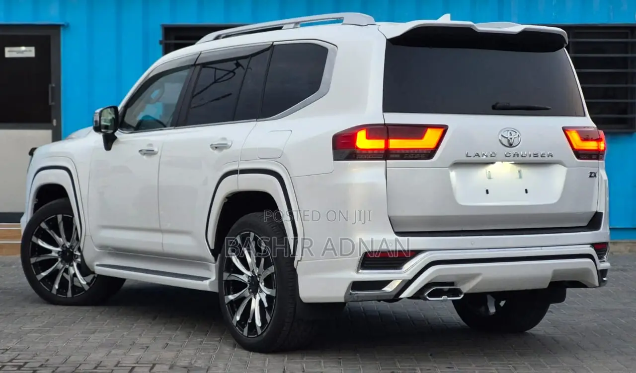 Toyota Land Cruiser LC300 2023 Off white