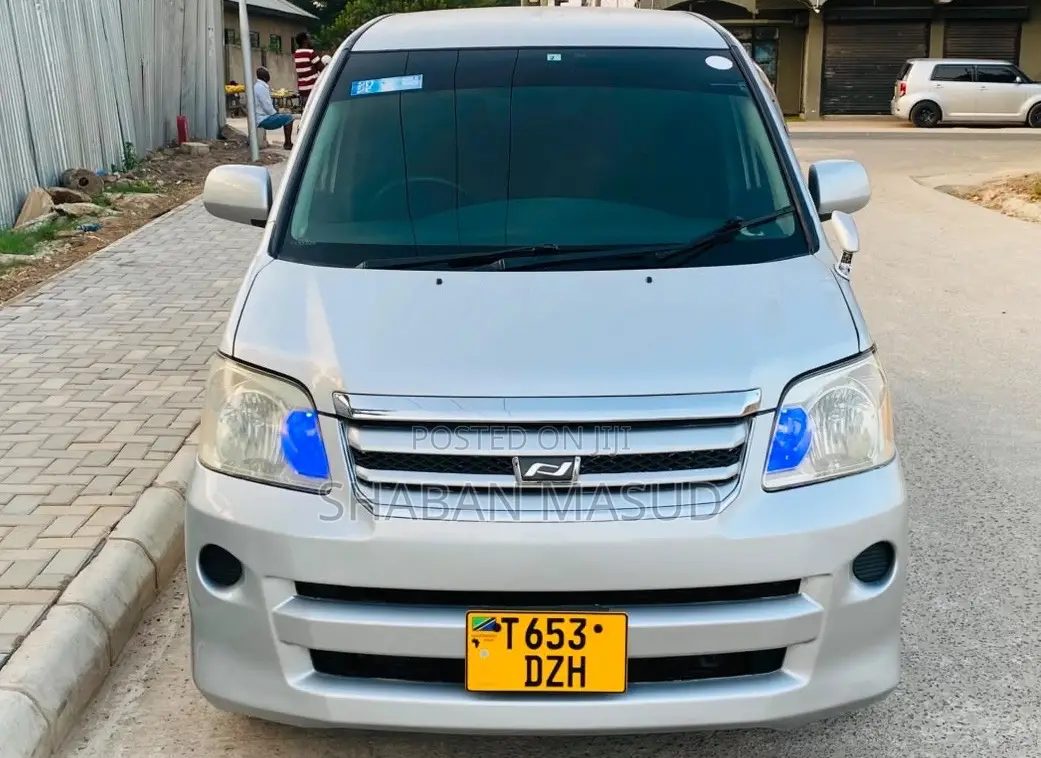 Toyota Noah 2.0 143hp AWD (8 Seater) 2008 Silver