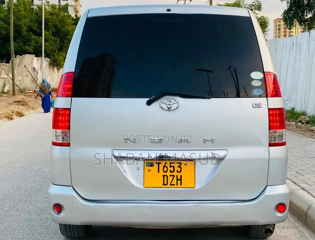 Toyota Noah 2.0 143hp AWD (8 Seater) 2008 Silver