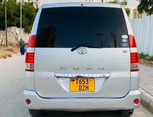 Toyota Noah 2.0 143hp AWD (8 Seater) 2008 Silver