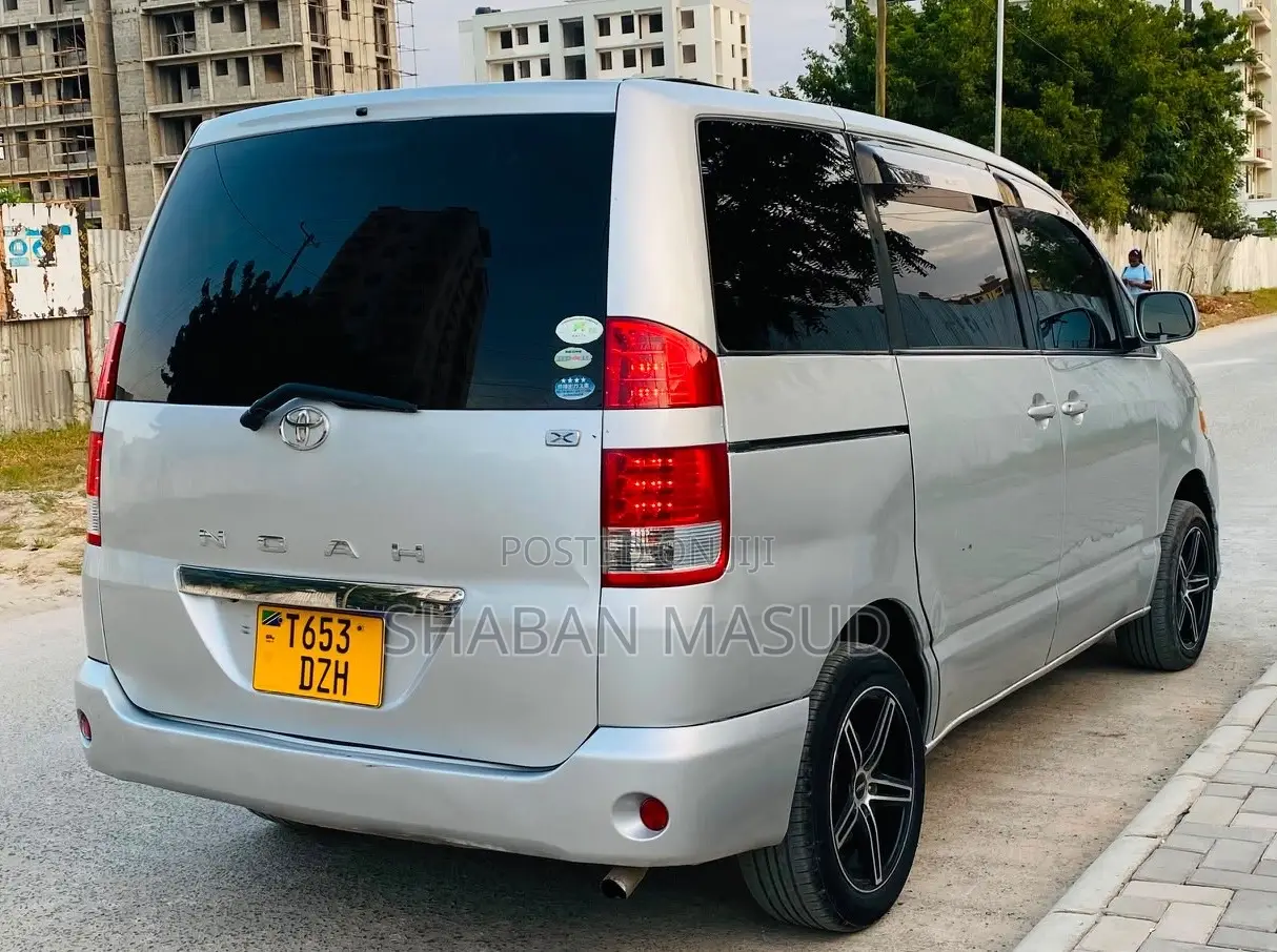 Toyota Noah 2.0 143hp AWD (8 Seater) 2008 Silver