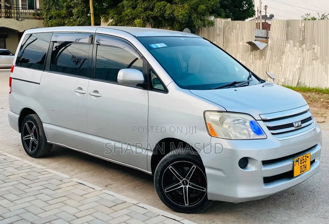 Toyota Noah 2.0 143hp AWD (8 Seater) 2008 Silver