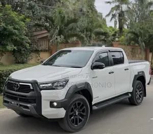 Toyota Hilux 2023 White