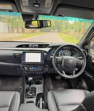 Toyota Hilux 2023 White