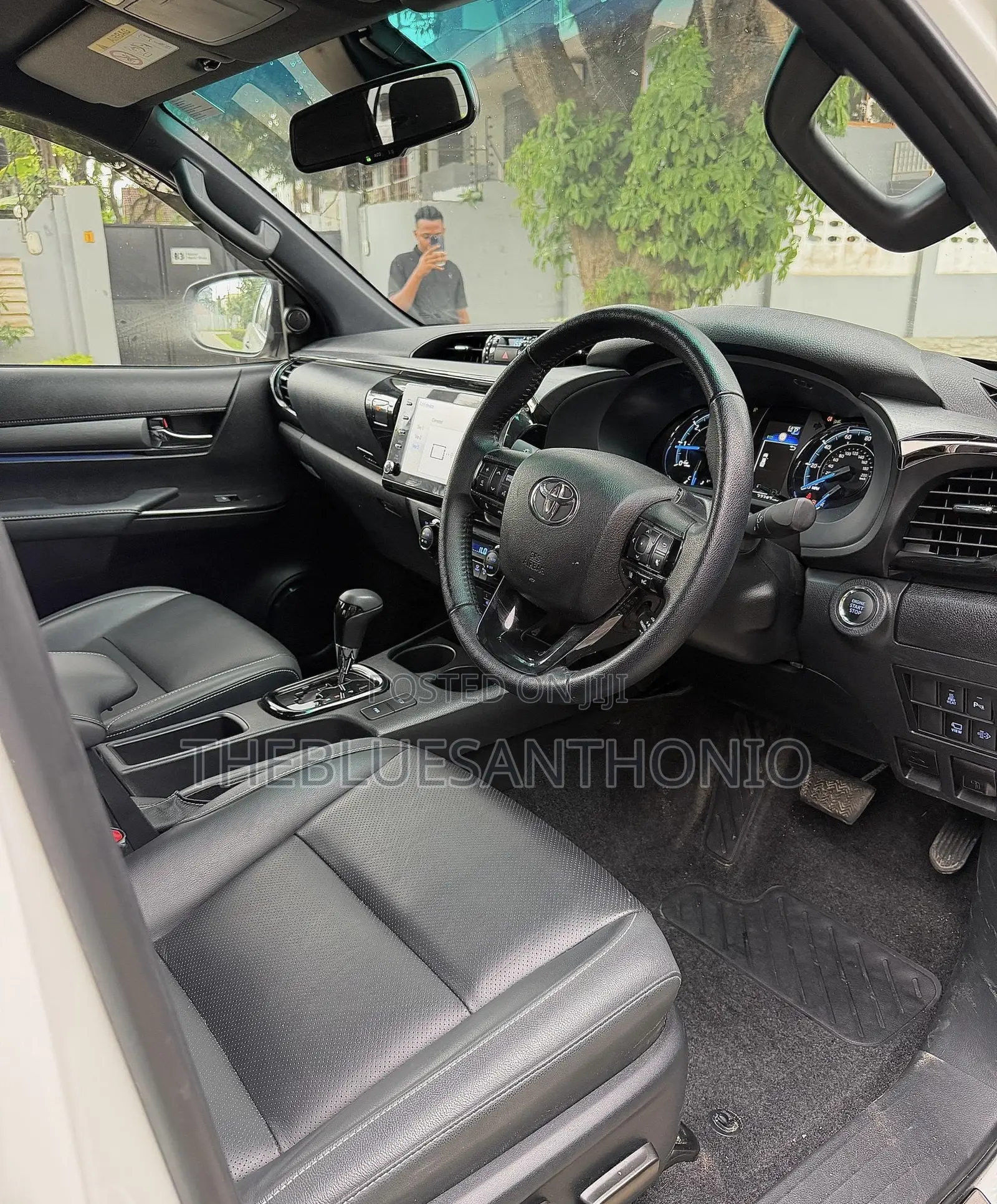Toyota Hilux 2023 White