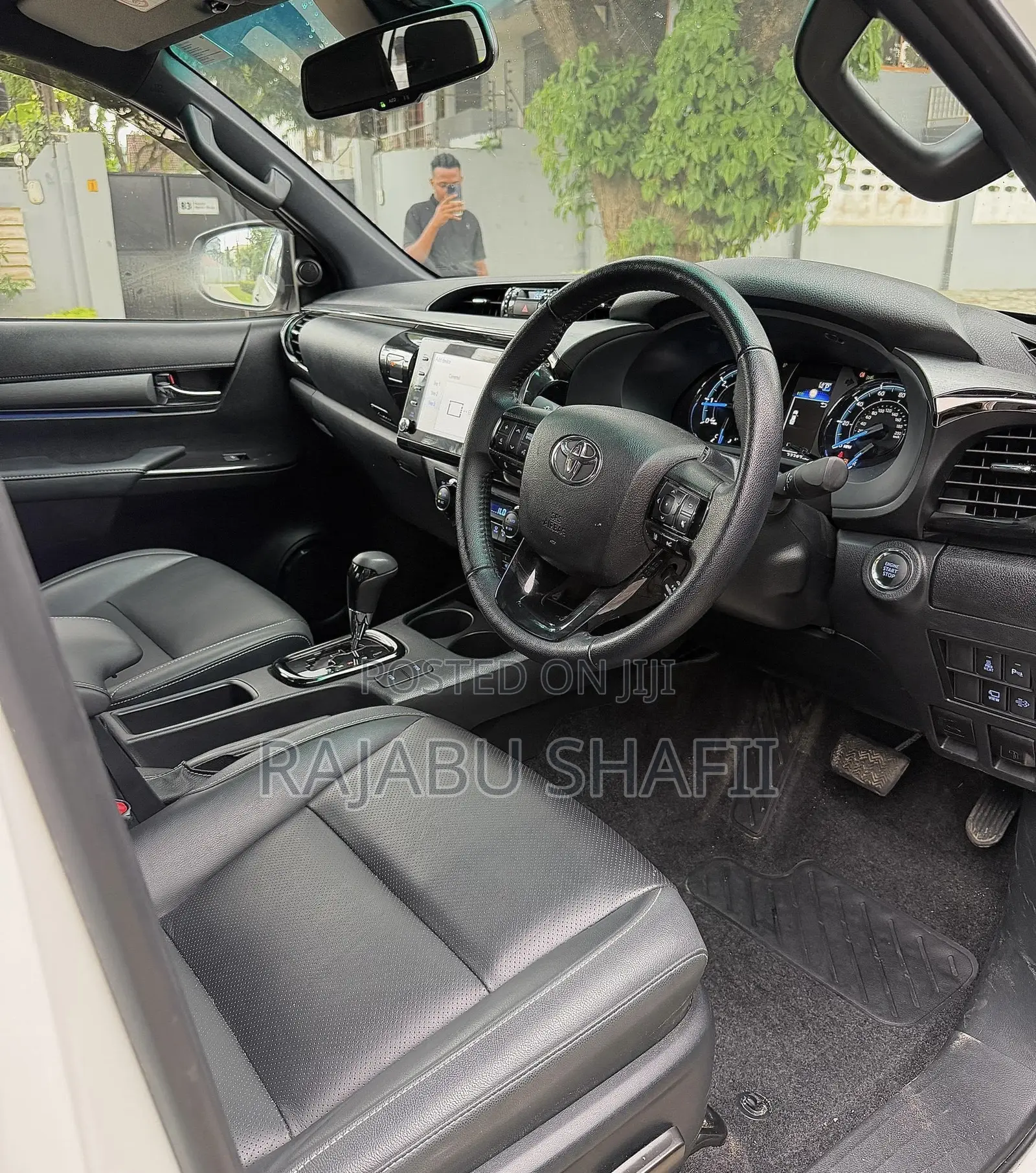 Toyota Hilux 2023 White