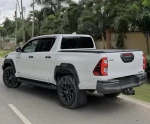 Toyota Hilux 2023 White