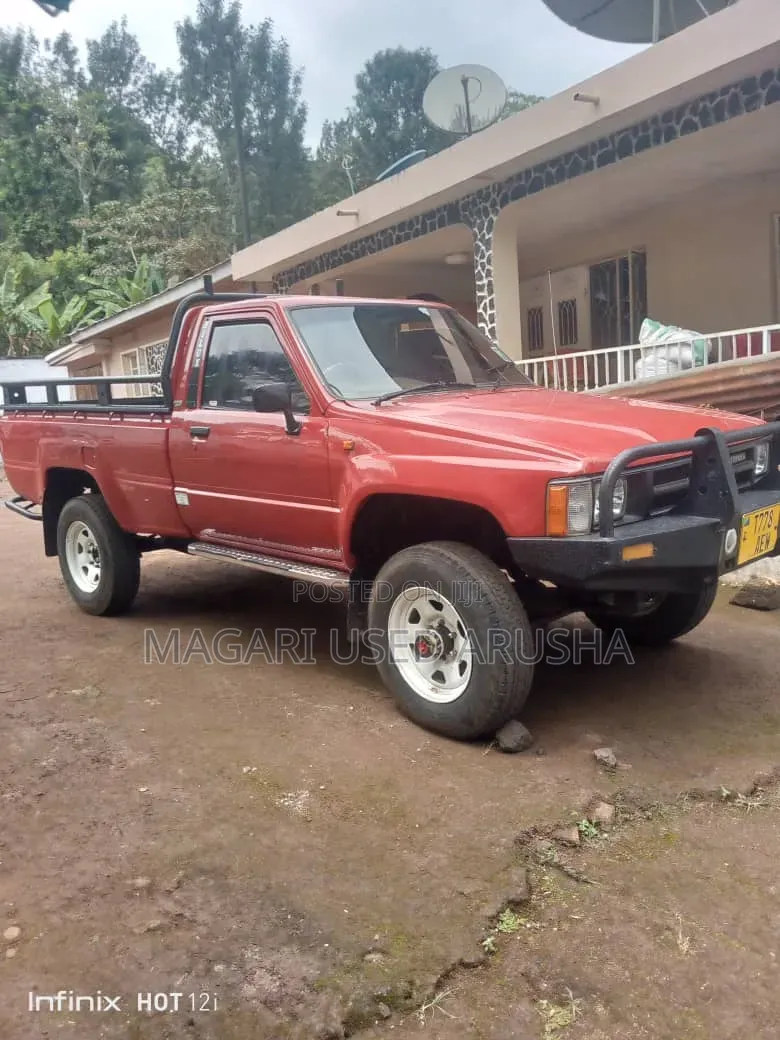 Toyota Hilux 1990 Red