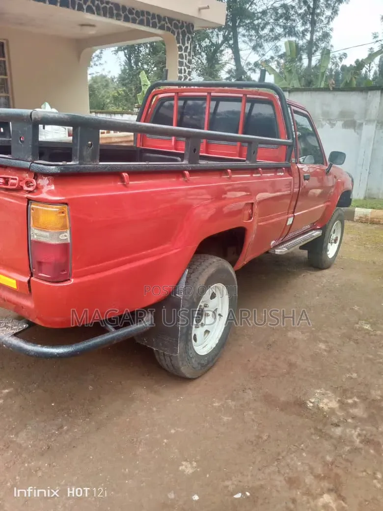 Toyota Hilux 1990 Red