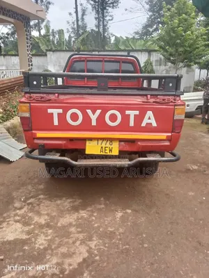 Toyota Hilux 1990 Red