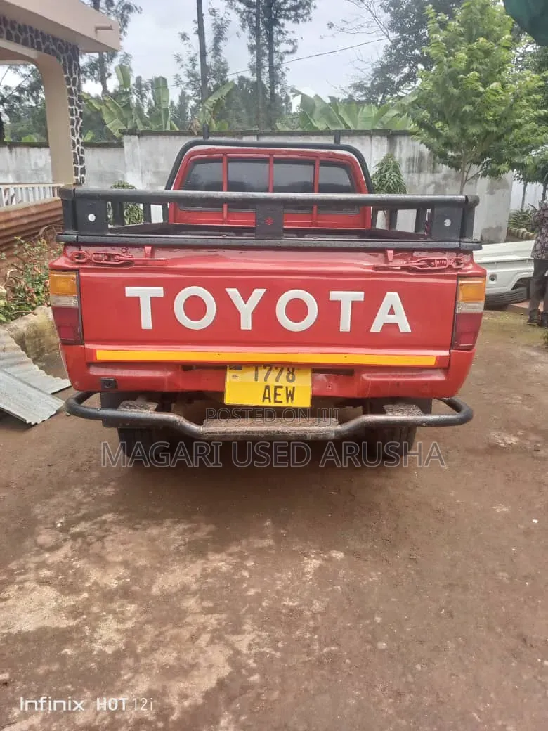 Toyota Hilux 1990 Red