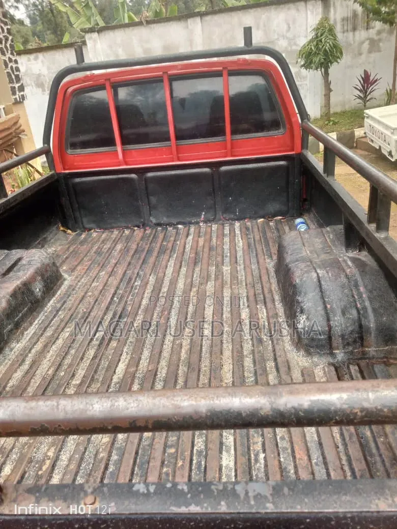 Toyota Hilux 1990 Red