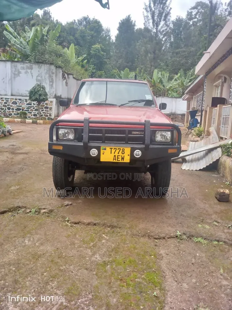Toyota Hilux 1990 Red