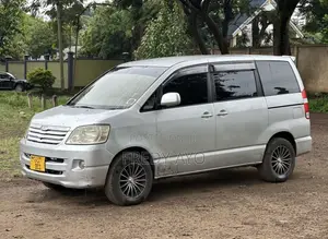 Toyota Noah 2.0 143hp AWD (7 Seater) 2007 Silver
