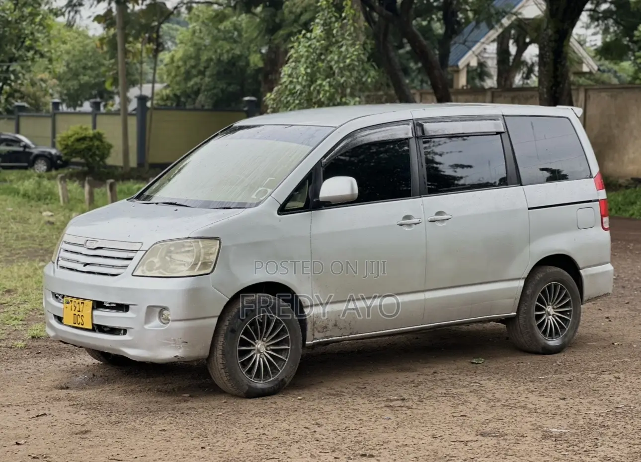 Toyota Noah 2.0 143hp AWD (7 Seater) 2007 Silver