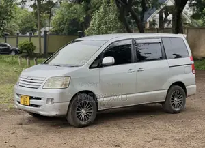 Toyota Noah 2.0 143hp AWD (7 Seater) 2007 Silver