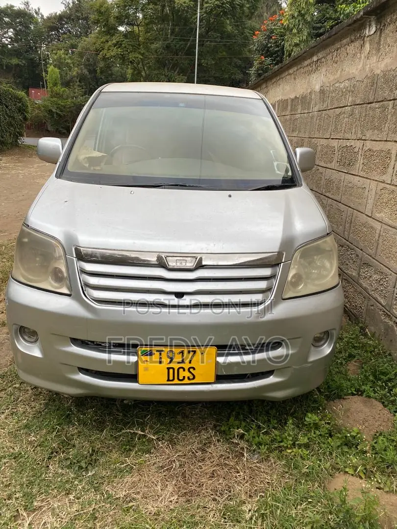 Toyota Noah 2.0 143hp AWD (7 Seater) 2007 Silver