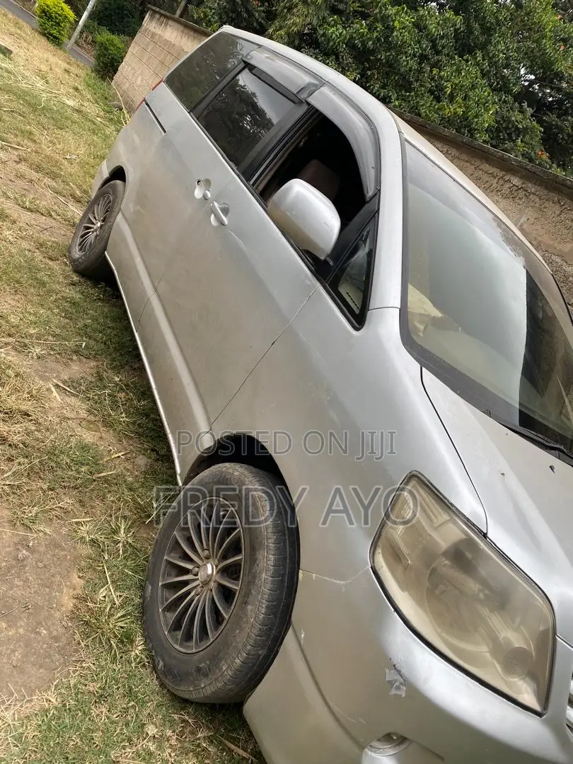 Toyota Noah 2.0 143hp AWD (7 Seater) 2007 Silver